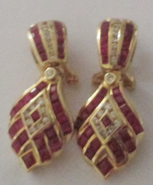 xxM147M 18k-750 gold diamond and ruby earrings. Takst-Valuation N.Kr.24 000